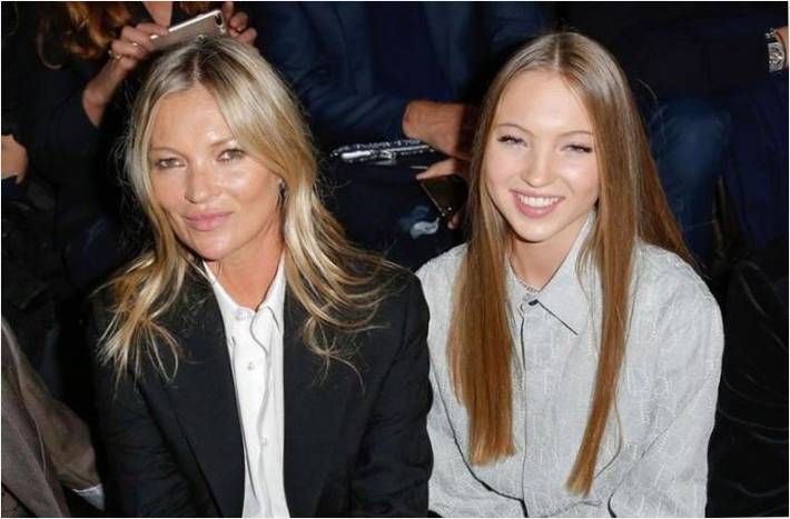  Annesi değilse kim olurdu?! 18 yaşındaki kızı Kate Moss ilk önce podyumda gitti, ancak izleyici çıkışını takdir etmedi