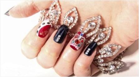 Rhinestones tacı olan şık manikür fikirleri